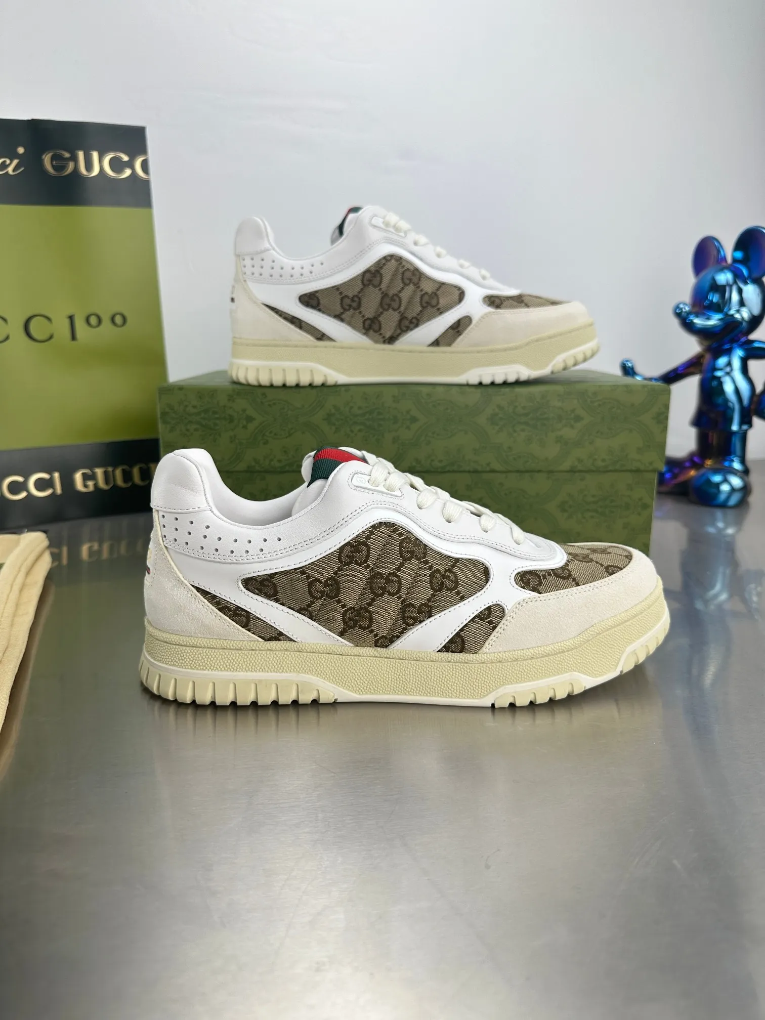 👟👟Ex-factory price 600👟👟 Gucci's latest hot-selling series of high and low-cut distressed couple's sneakers are shipped. The original version is purchased, developed and manufactured. This high-low top sneaker adopts a basketball-style silhouette design, cleverly integrated with hollow panels and distressed effects, showing its unique ingenuity. The ingenuity incorporates brand logo details such as interlocking Double G styling accessories and Gucci lettering, a low-key tribute to the brand's design heritage. Exquisite packaging at the delivery counter 🛍📦 ▪️ Fabric: Original customized imported first-layer cowhide ▪️ Lining: Imported high-grade mesh ▪️ Sole: Original molded TPU sole ▪️ Sole thickness: 3cm ▪️ Size: Women's 35-41 (Women's 41 customized)